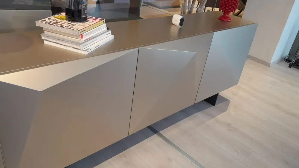 Cattelan Italia 1. Design moderno ed elegante. 2. Realizzata in legno di qualità. 3. Facile da montare. 4. Prezzo Outlet. 5. Garanzia Cattelan.- Madie