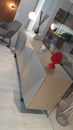 Cattelan Italia 1. Design moderno ed elegante. 2. Realizzata in legno di qualità. 3. Facile da montare. 4. Prezzo Outlet. 5. Garanzia Cattelan.- Madie