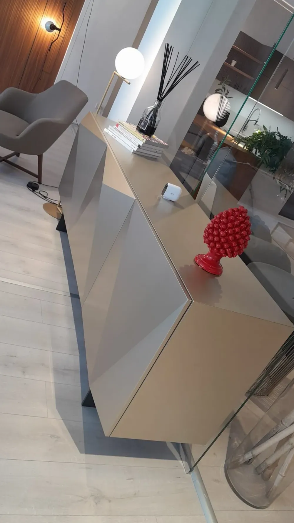 Cattelan Italia 1. Design moderno ed elegante. 2. Realizzata in legno di qualità. 3. Facile da montare. 4. Prezzo Outlet. 5. Garanzia Cattelan.- Madie