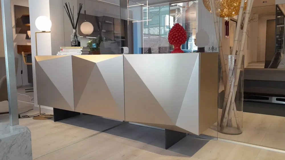 Cattelan Italia 1. Design moderno ed elegante. 2. Realizzata in legno di qualità. 3. Facile da montare. 4. Prezzo Outlet. 5. Garanzia Cattelan.- Madie