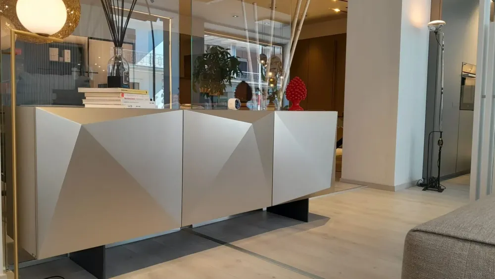 Cattelan Italia 1. Design moderno ed elegante. 2. Realizzata in legno di qualità. 3. Facile da montare. 4. Prezzo Outlet. 5. Garanzia Cattelan.- Madie