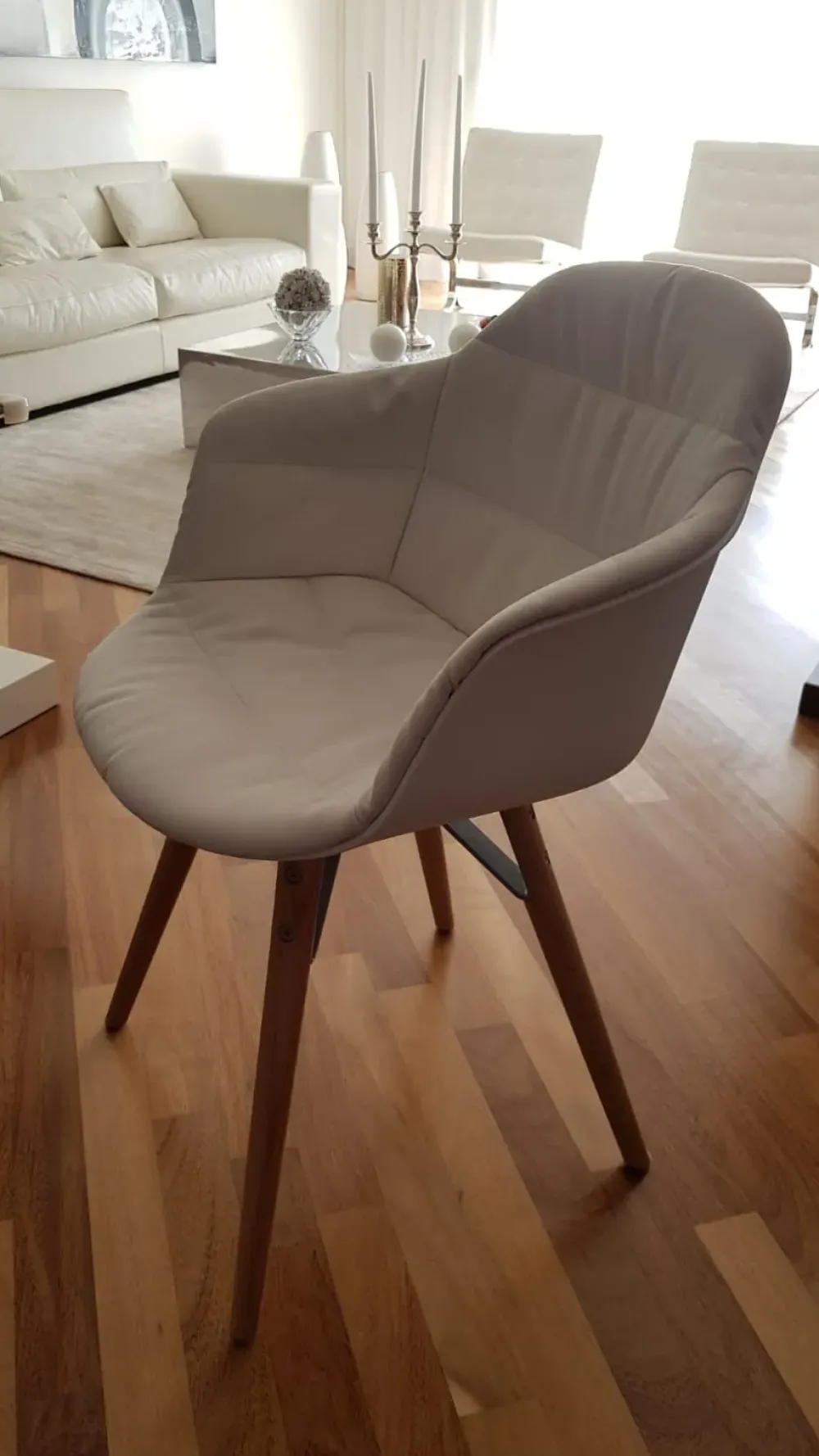 1. Design moderno ed elegante. 2. Rivestimento in tessuto resistente. 3. Struttura in legno di alta qualità. 4. Prezzo scontato. 5. Comoda e pratica.^Bontempi Outlet