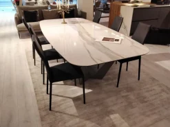 Cattelan Italia 1. Design moderno ed elegante. 2. Basamento centrale in Keramik. 3. Tavolo sagomato per una maggiore praticità. 4. Prezzo scontato. 5. Lunghezza adatta a qualsiasi ambiente.- Tavoli