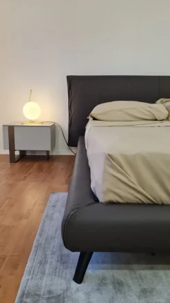 1. Design moderno ed elegante. 2. Prezzo ribassato. 3. Giroletto in metallo. 4. Comodo e resistente. 5. Facile da montare.^Bonaldo