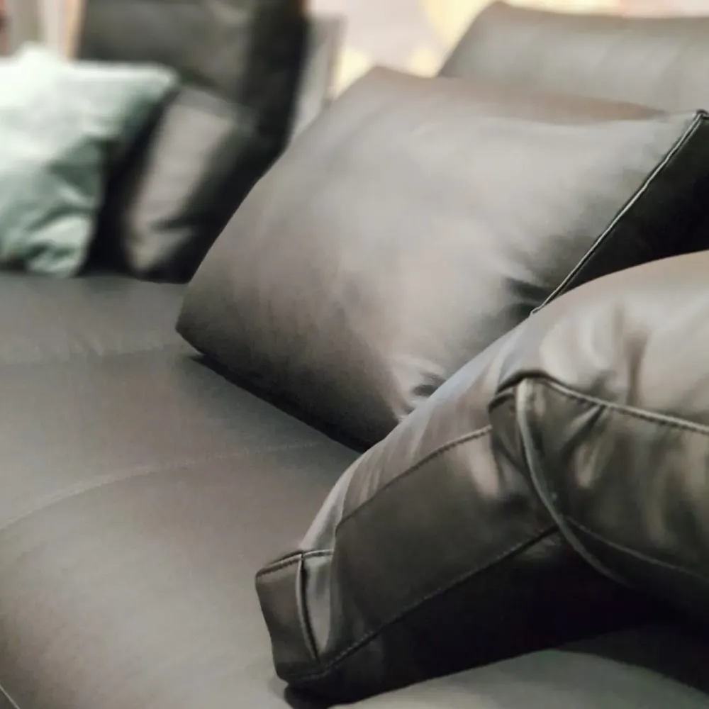 Arketipo 1. Prezzo Outlet. 2. Pelle di qualità. 3. Imbottitura in piuma. 4. Design moderno. 5. Garanzia .- Divani