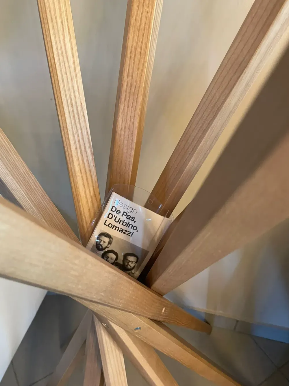 Appendiabiti modello sciangai rovere naturale a prezzo ribassato^Zanotta