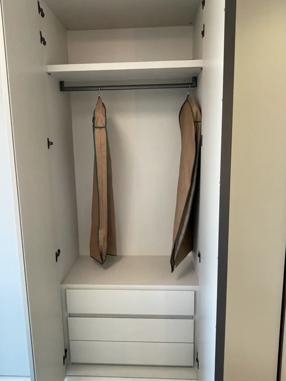 Outlet Armadio Amalfi realizzato in laccato opaco di scontato -22% Armadi