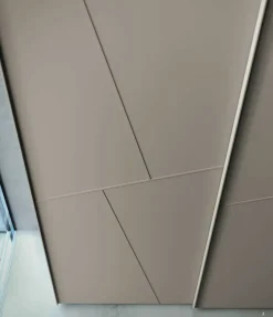 Armadio ante scorrevoli in laccato opaco Rilievo di Armadi