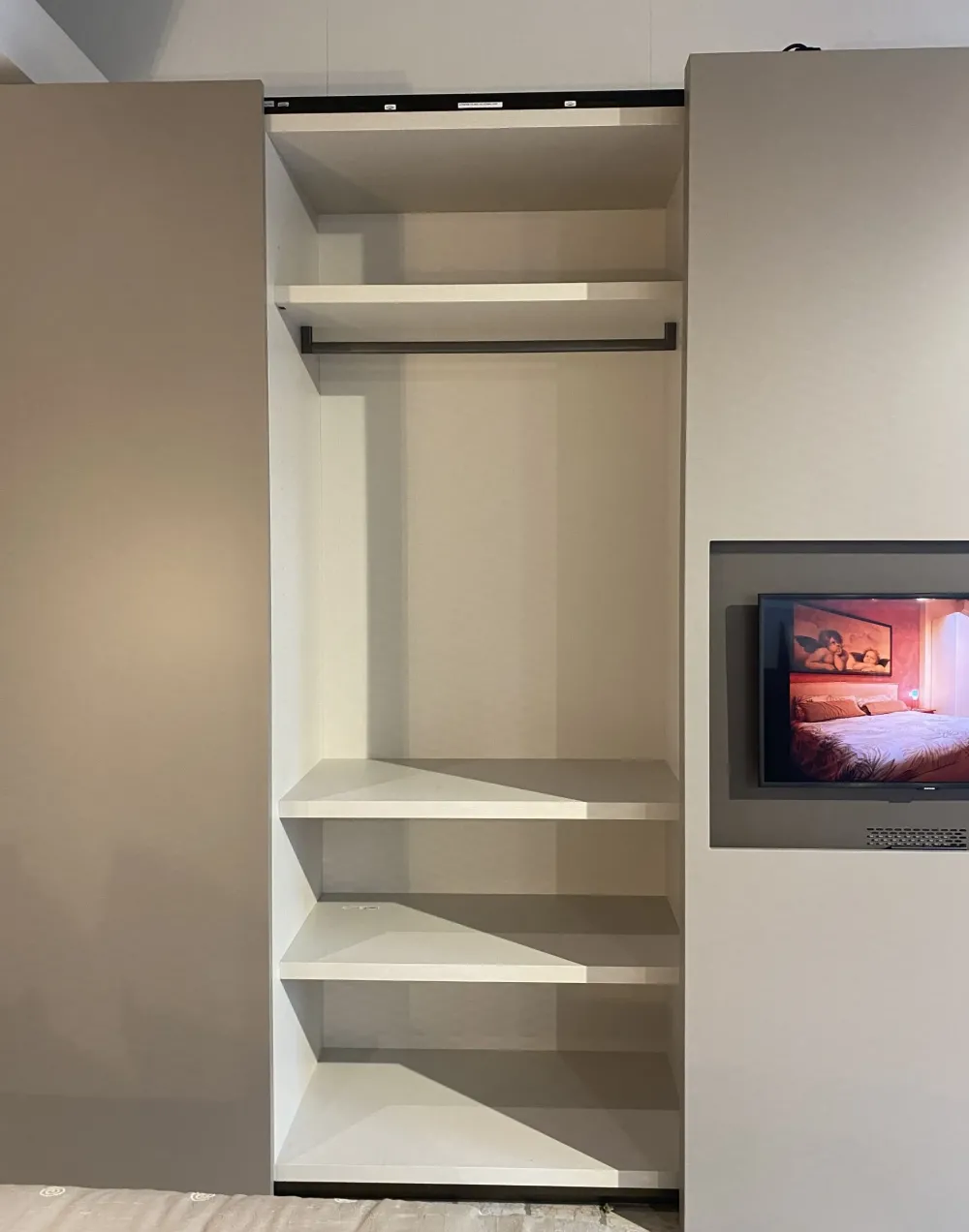 Clearance Armadio Armadio plana con tv realizzato in laccato opaco di scontato -20% Armadi