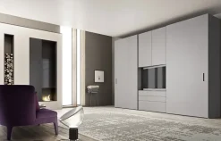 Outlet Armadio modello Armadio mod.urban con ante scorrevoli e vano-tv centrale in frassino laccato di scontato del 30% A PREZZO SCONTATO Armadi