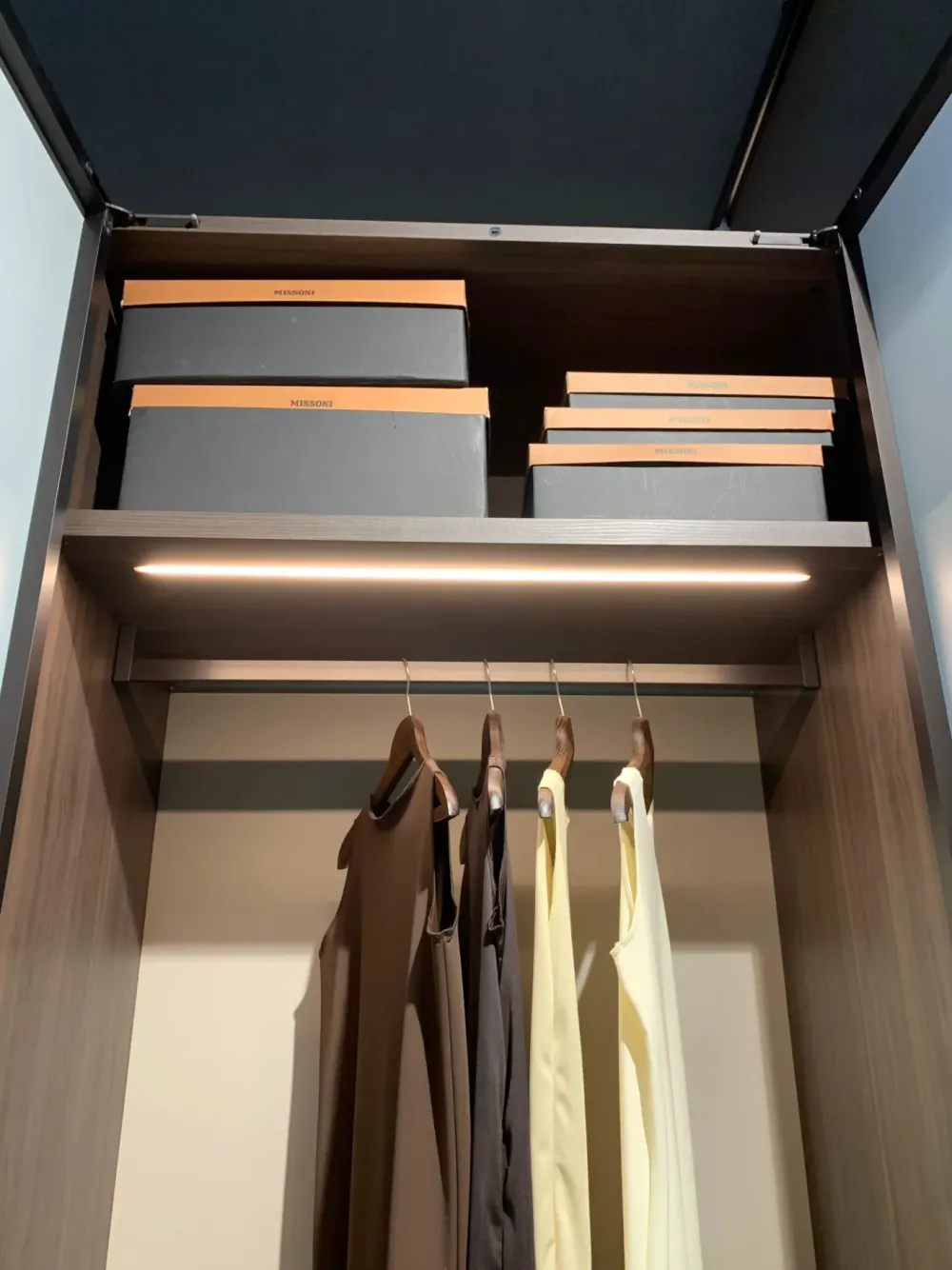 Armadio con ante battenti moderno Fab a prezzo scontato^Olivieri Discount