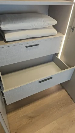 New Armadio con ante battenti modello Row scontato del 37% Armadi