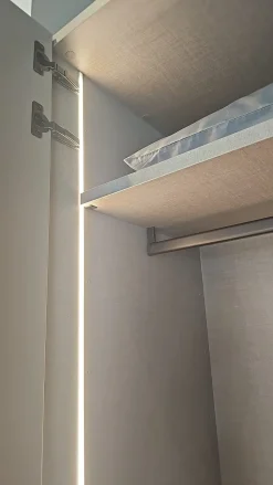 New Armadio con ante battenti modello Row scontato del 37% Armadi