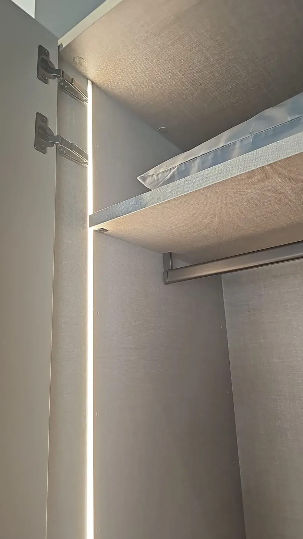 New Armadio con ante battenti modello Row scontato del 37% Armadi