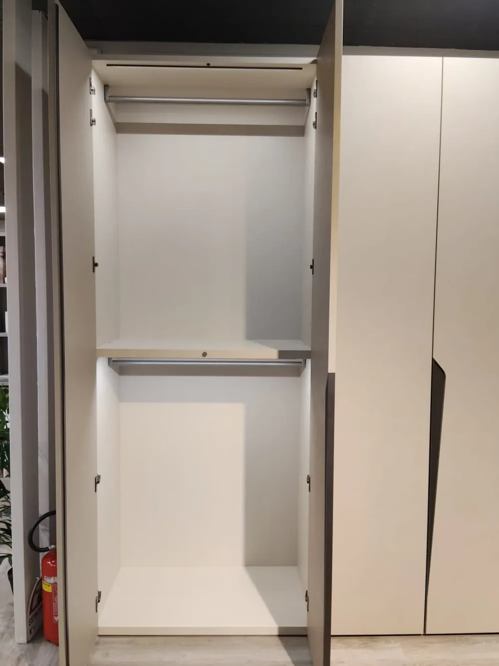 Discount Armadio con ante battenti modello Drop scontato del 18% Armadi