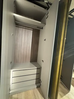 Outlet Armadio con ante battenti modello Groove scontato del 58% Armadi