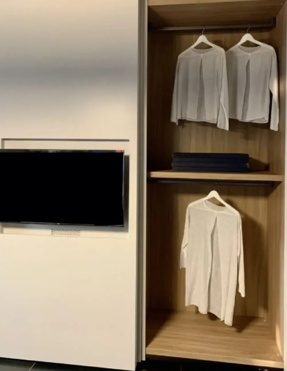 Armadio con ante scorrevoli modello Nastro tv scontato del 46%^Pianca Best