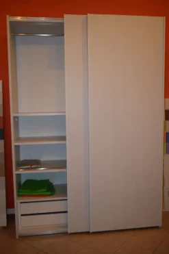 Outlet Armadio con ante scorrevoli modello Armadio villanova scontato del 40% Armadi