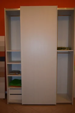 Outlet Armadio con ante scorrevoli modello Armadio villanova scontato del 40% Armadi