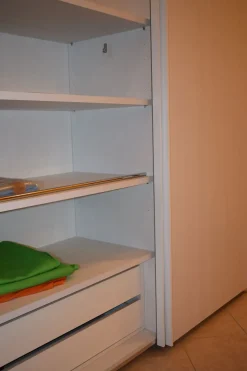 Outlet Armadio con ante scorrevoli modello Armadio villanova scontato del 40% Armadi