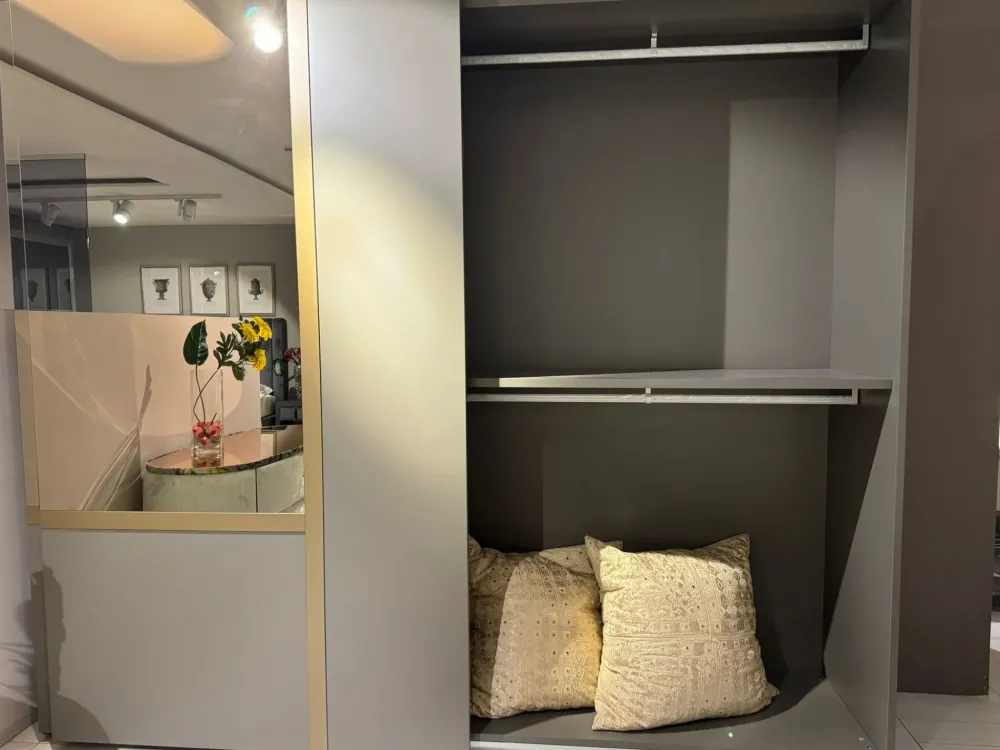 Sale Armadio con ante scorrevoli design Genery a prezzo ribassato Armadi