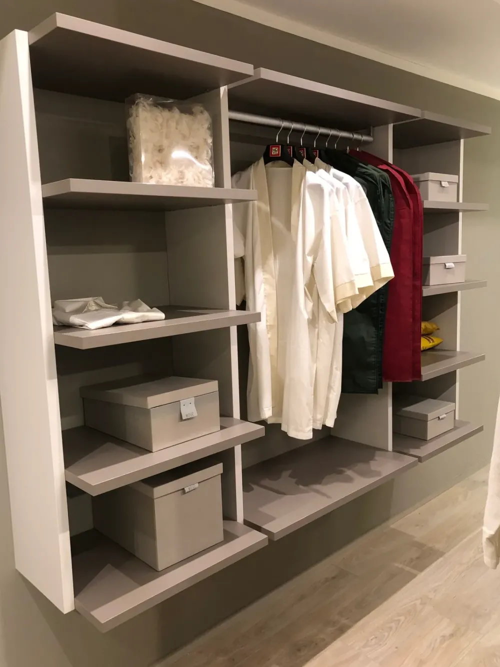 Armadio con cabina armadio modello Demo scontato del 40% Armadi