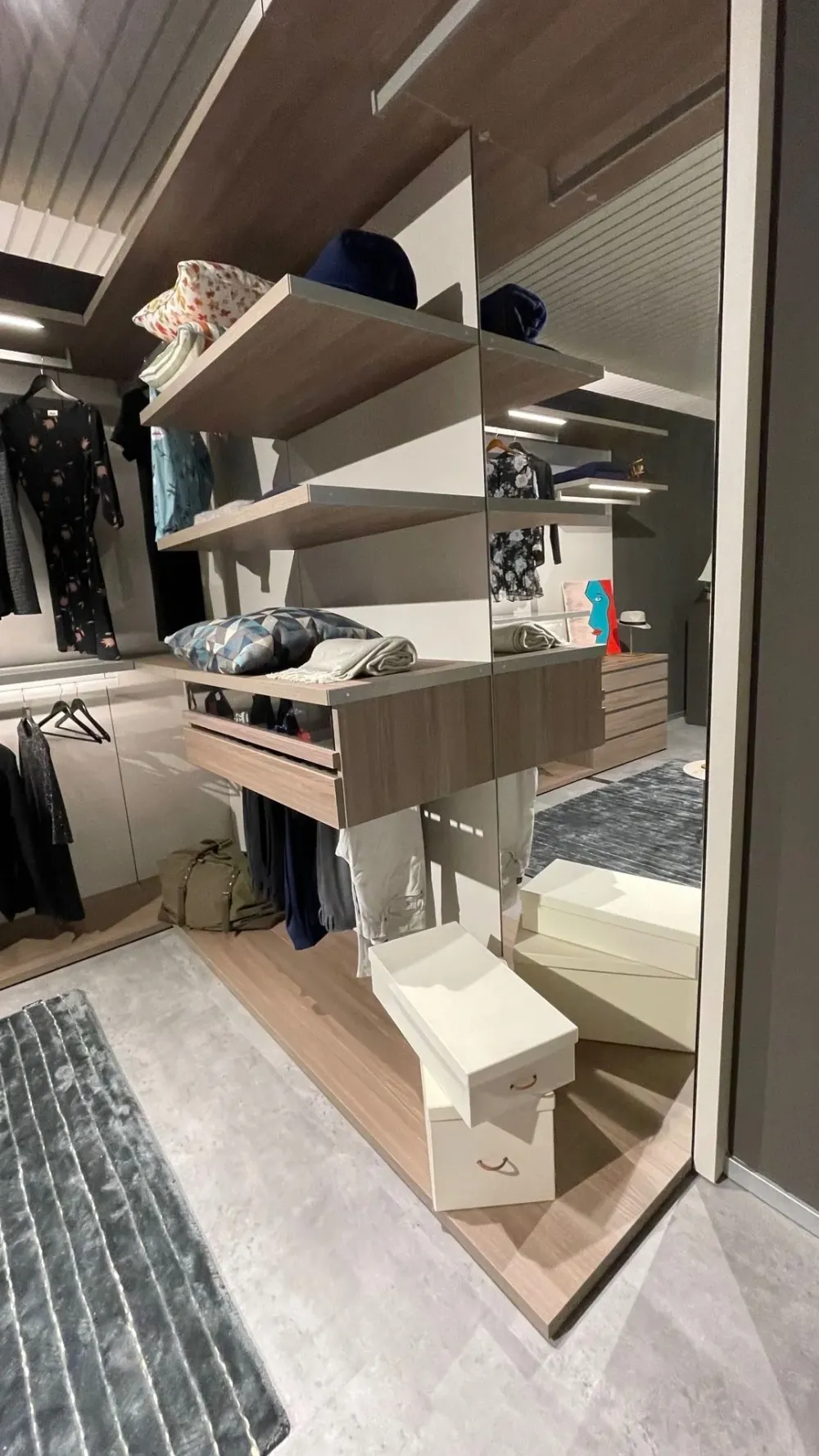 Outlet Armadio con cabina armadio moderno Panorama a prezzo scontato Armadi