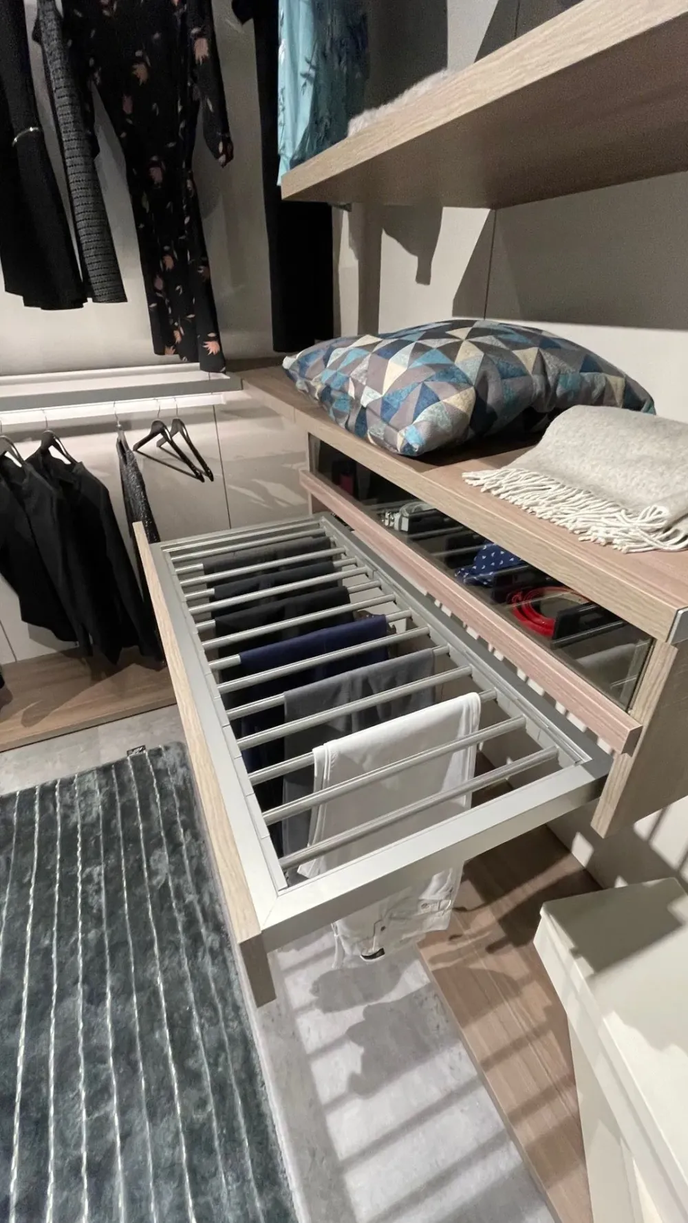 Outlet Armadio con cabina armadio moderno Panorama a prezzo scontato Armadi