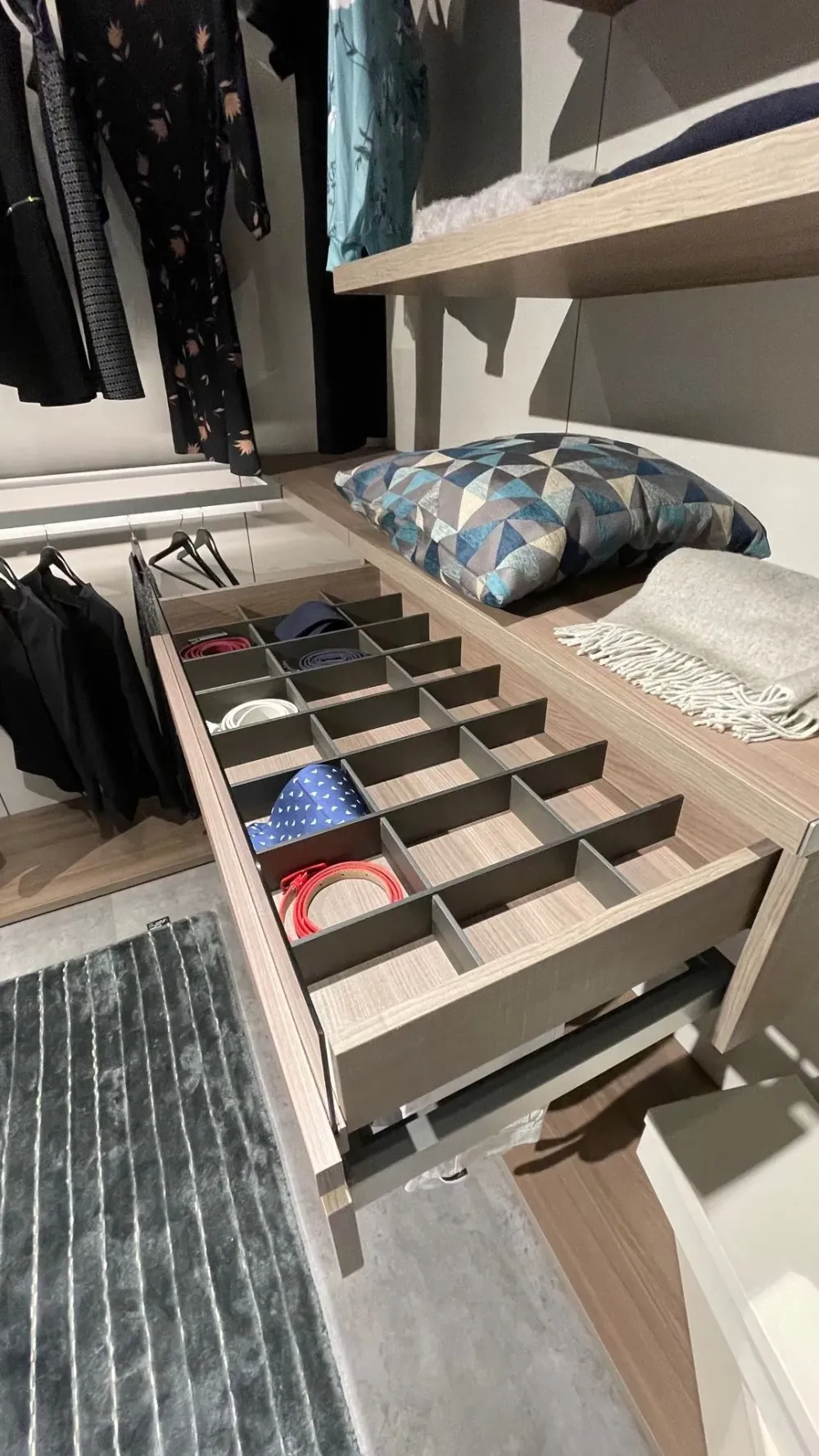 Outlet Armadio con cabina armadio moderno Panorama a prezzo scontato Armadi