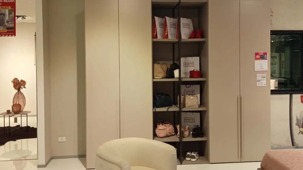 Armadio di modello Kare in laccato opaco con sconto -48%^Collezione esclusiva Sale