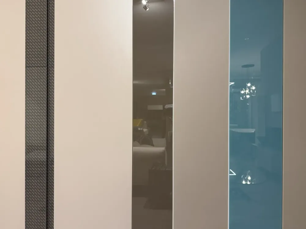 Armadio di modello Groove now in vetro con sconto -30% Armadi