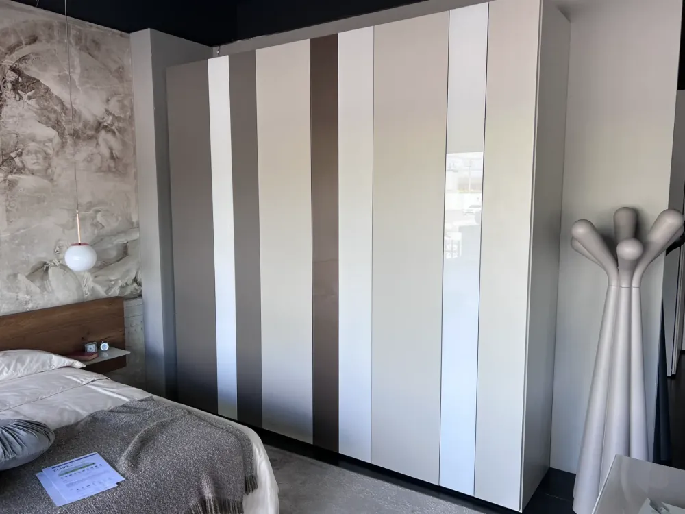 Armadio di modello Now quick in vetro con sconto -35%^Lago New