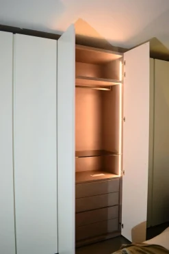 Pianca Armadio di modello Plana in laminato opaco con sconto -30%- Armadi