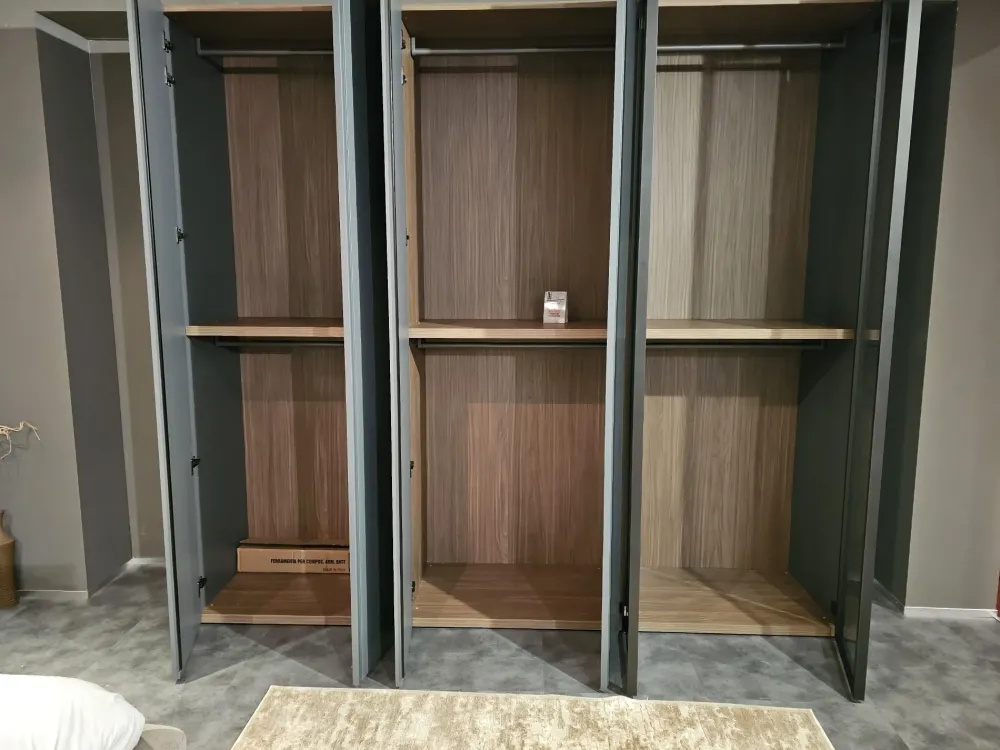 Tomasella Armadio in laccato opaco Gola metropolis a marchio scontato -43%- Armadi