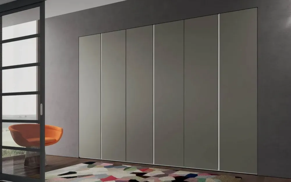 Mistral Armadio in laccato opaco Armadio a 6 ante con maniglie a gola laccato opaco di scontato del 30% a marchio scontato -42%- Armadi