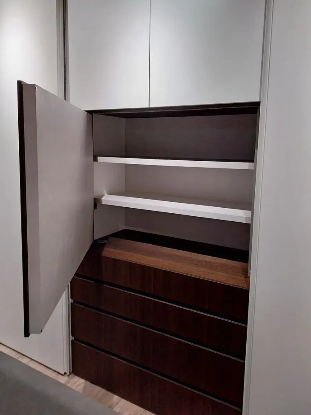 Armadio moderno Odeon di a PREZZO OUTLET -55% Armadi