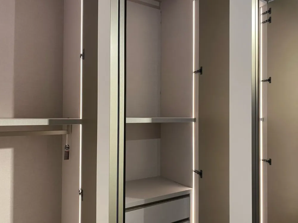 Armadio Noto realizzato in vetro di scontato -50%^Orme