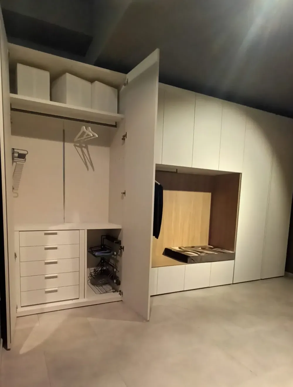 Battistella Armadio scontato 50% modello Armadio con vano centrale e panca di- Armadi