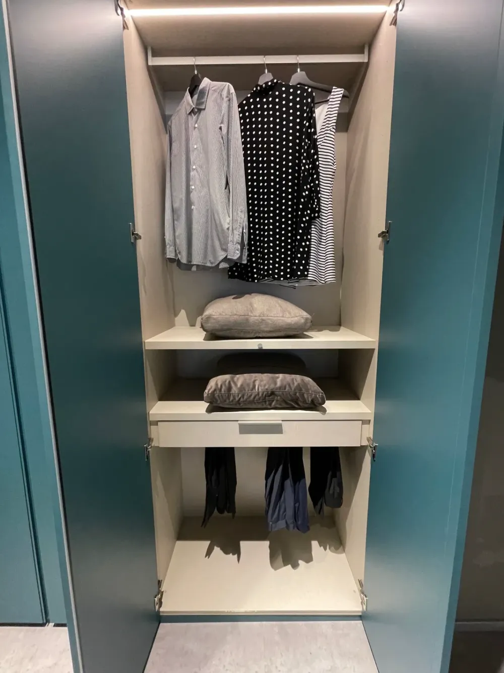 Outlet Armadio Text realizzato in laccato opaco di scontato -40% Armadi