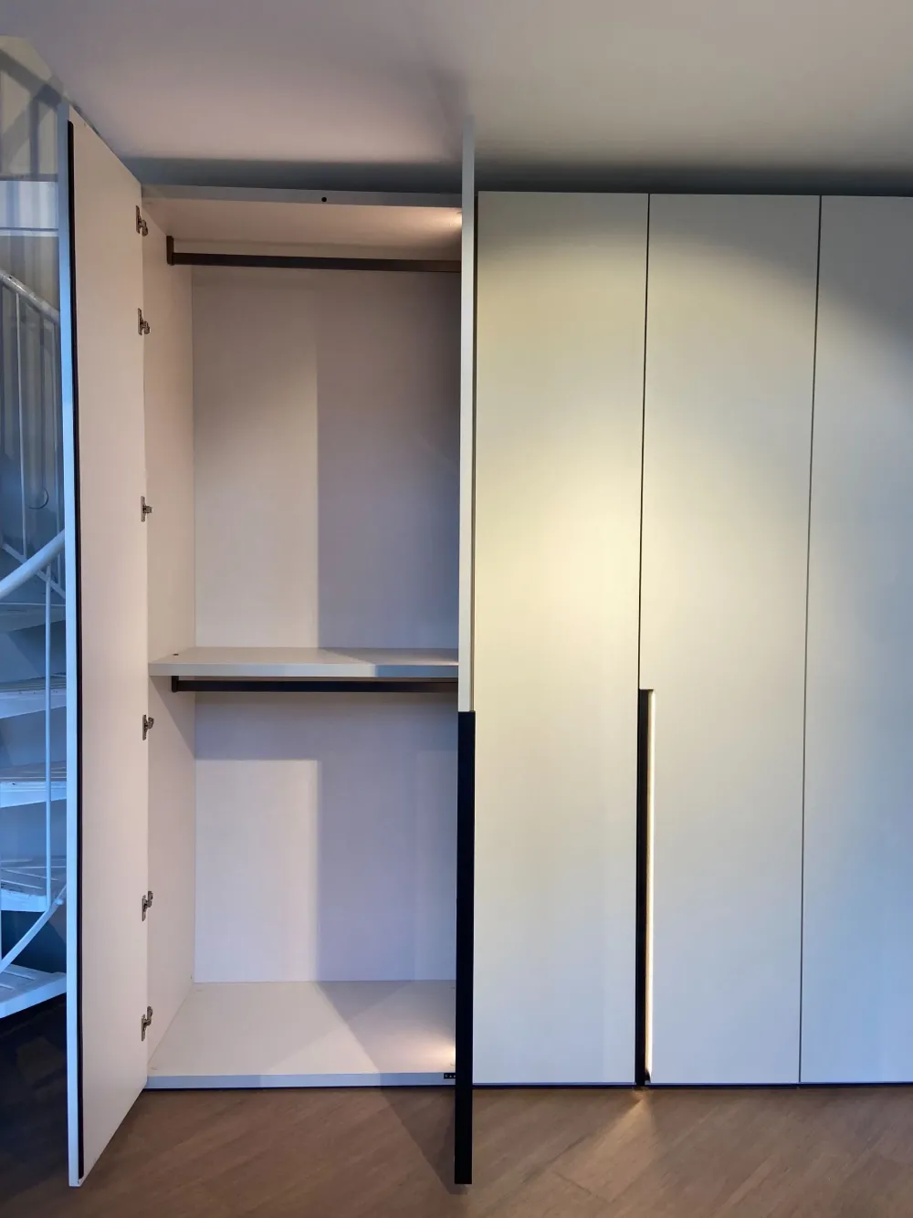 Sale Armadio Tratto realizzato in laccato opaco di scontato -35% Armadi