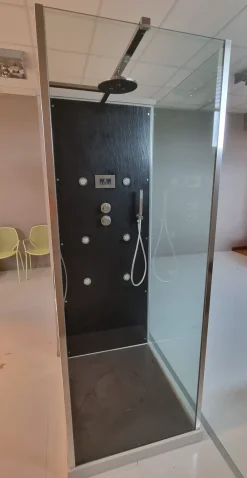 Outlet Box doccia modello Box trifacciale a prezzo ribassato Box Doccia