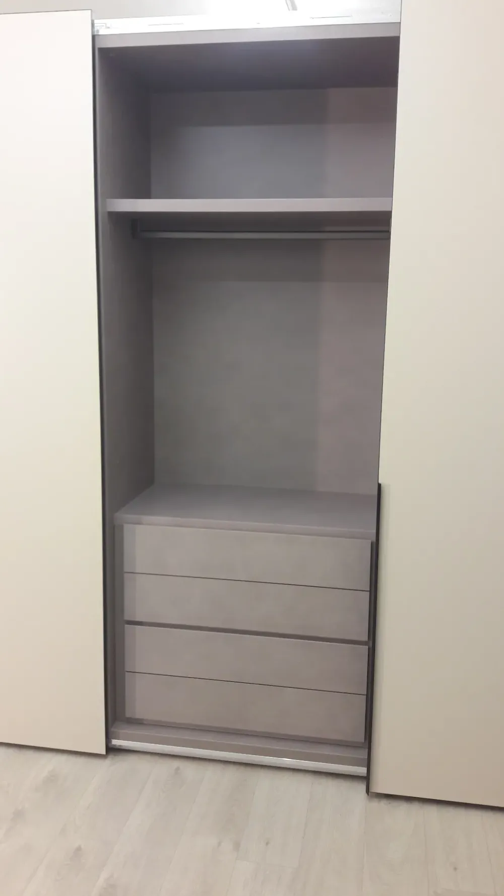 Camera da letto People in laccato opaco a prezzo Outlet. Un design moderno ed elegante per arredare la tua casa. Camere Da Letto