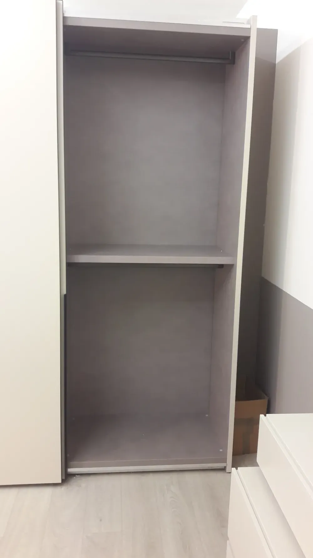 Camera da letto People in laccato opaco a prezzo Outlet. Un design moderno ed elegante per arredare la tua casa. Camere Da Letto