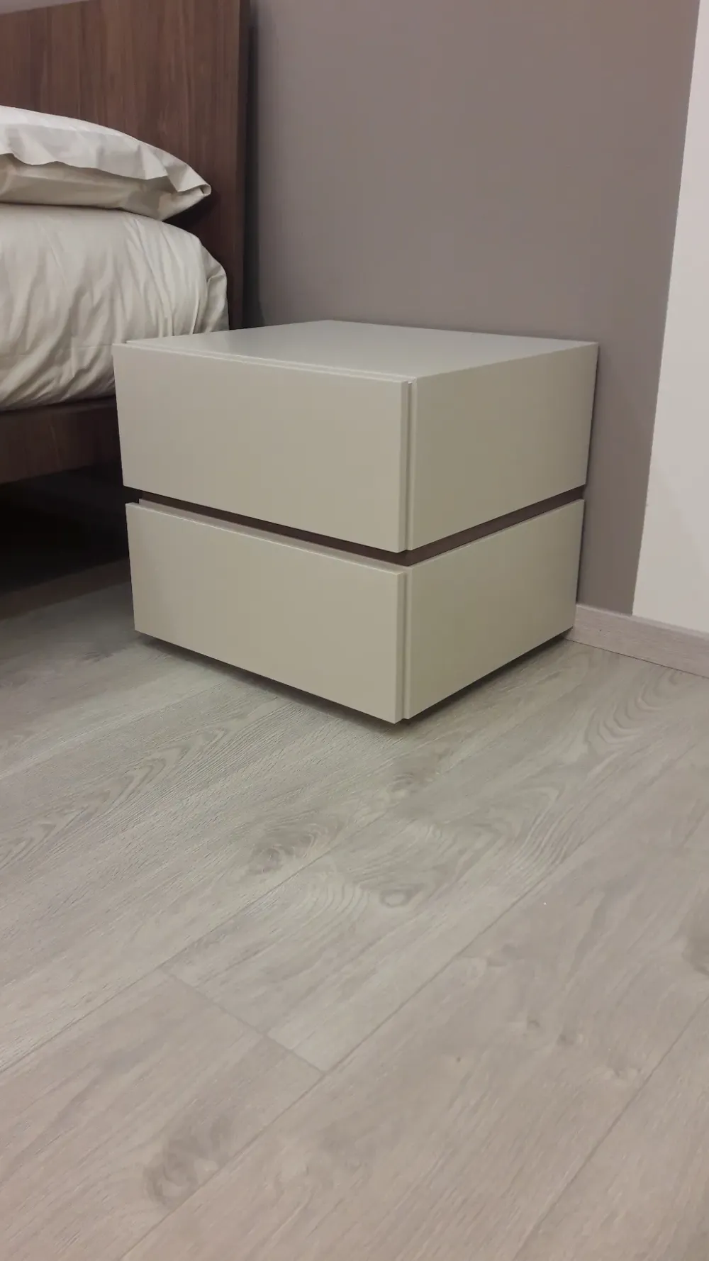 Camera da letto People in laccato opaco a prezzo Outlet. Un design moderno ed elegante per arredare la tua casa. Camere Da Letto