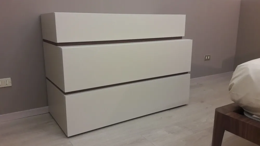 Camera da letto People in laccato opaco a prezzo Outlet. Un design moderno ed elegante per arredare la tua casa. Camere Da Letto