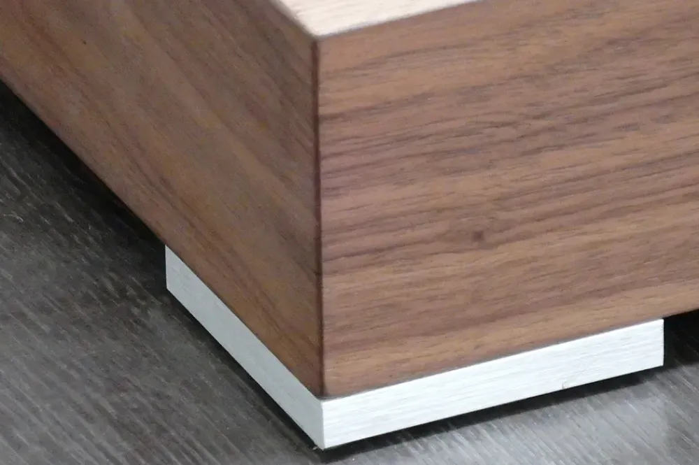 Distribuzione Grandi Marchi Camera Comodino logos su panca noce scontato del -50 %- Comodini