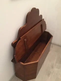 Sale Cassapanca classica sagomata in legno massello tinto noce Scontata del 50% Tavolini