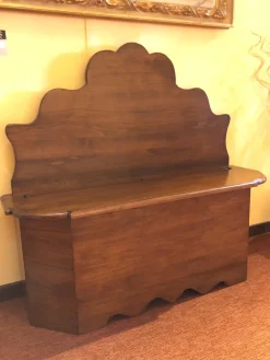 Sale Cassapanca classica sagomata in legno massello tinto noce Scontata del 50% Tavolini