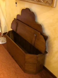 Sale Cassapanca classica sagomata in legno massello tinto noce Scontata del 50% Tavolini