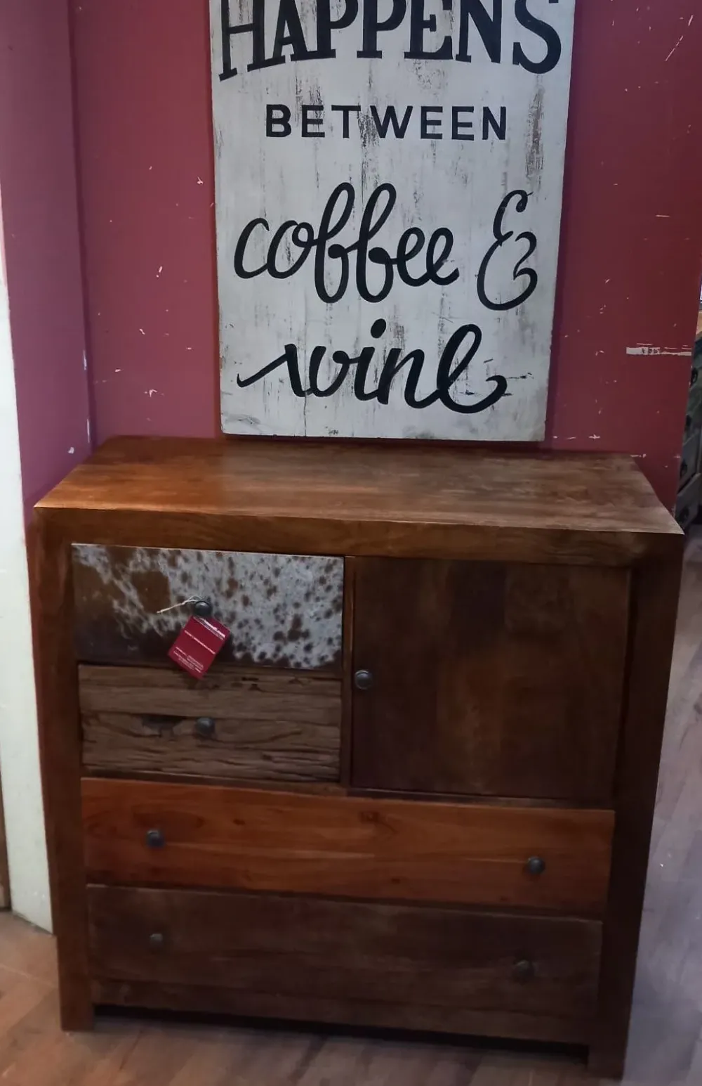 Outlet Etnico Cassettiera in legno etnico. Offerta Outlet. Cavallino.- Cassettiere